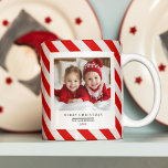 Caneca De Café "Greve Vermelha com Foto Feliz Natal e Nome<br><div class="desc">"Desfrute do calor da época de férias com esta Greve Vermelha com Foto Feliz Natal e Nome Mug Personalizado. Apresentando uma alegre design de faixa vermelha, sua foto personalizada, e um nome personalizado, esta caneca é perfeita para boas manhãs de inverno ou como presente festivo para os entes queridos. Adicione...</div>