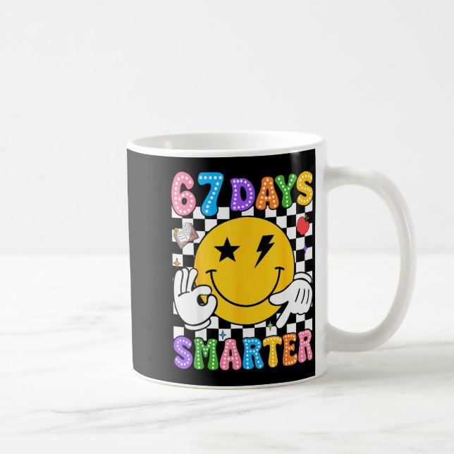 Caneca De Café Groovy 67th Day Of School Shirt 67 Days Smarter Te (Direita)