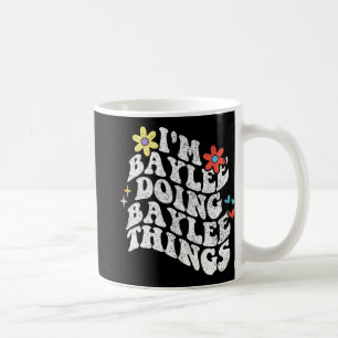 Caneca De Café Groovy Eu Sou Baylee Fazendo Coisas De Baylee Engr