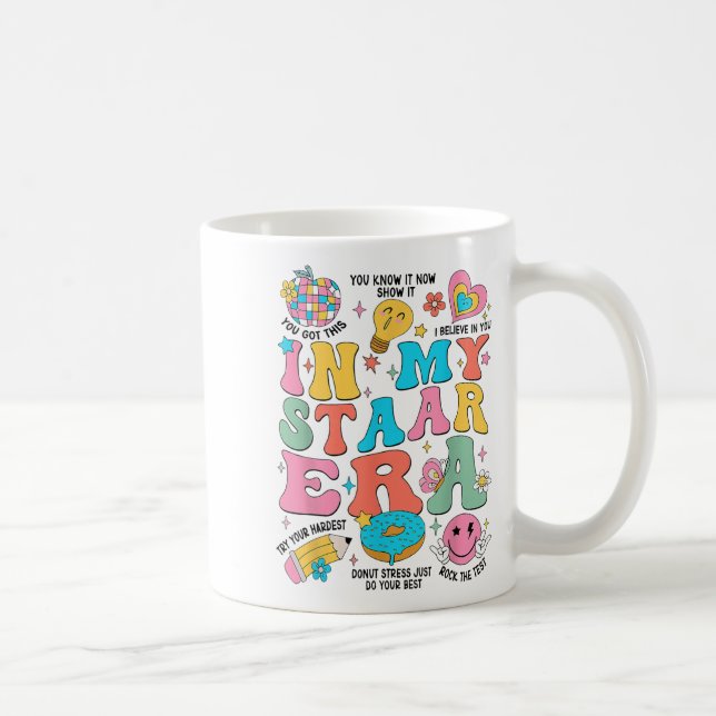 Caneca De Café Groovy In My Starr Era Testing Day Teacher Kids Mo (Direita)
