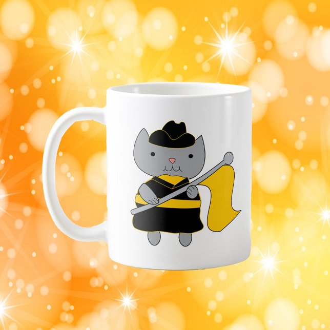 Caneca De Café Guarda de Cores Gato Preto e Amarelo Dourado (A mug with a cute gray cat wearing a black and yellow gold color guard uniform.)