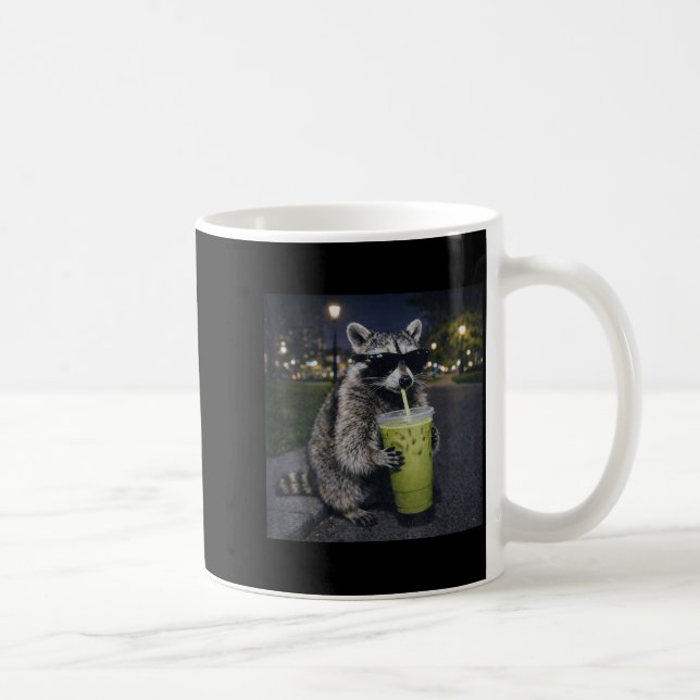 Caneca De Café Guaxinim bebendo latte de matcha gelado animal eng (Direita)