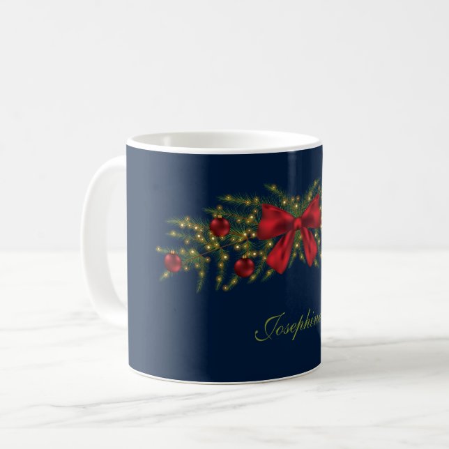 Caneca De Café Guirlanda de Natal Com um Laço Vermelho e Enfeites (Frente Esquerda)