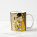 Caneca De Café Gustav Klimt O Beijo Vintage Art Nouveau Painting<br><div class="desc">Gustav Klimt The Kiss Vintage Art Nouveau Painting The Kiss (Em alemão: Der Kuss) foi pintado pelo pintor simbolista austríaco Gustav Klimt entre 1907 e 1908, ponto alto de seu período de Ouro, quando pintou várias obras em estilo semelhante. A pintura é amplamente considerada uma obra-prima do início do período...</div>