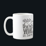 Caneca De Café Há vinho aqui, Mug<br><div class="desc">Seja uma piada ou não,  esta caneca é perfeita para seus amigos e família amantes do vinho!</div>