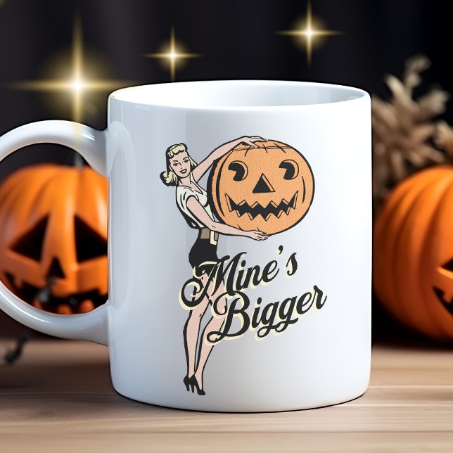 Caneca De Café Halloween Pumpkin Funny Retro Orange Mines Maior (Mine's Bigger funny retro orange and black Halloween mug. )