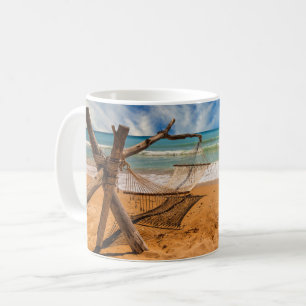 Caneca De Café Hammock em uma estância de Verão tropical  