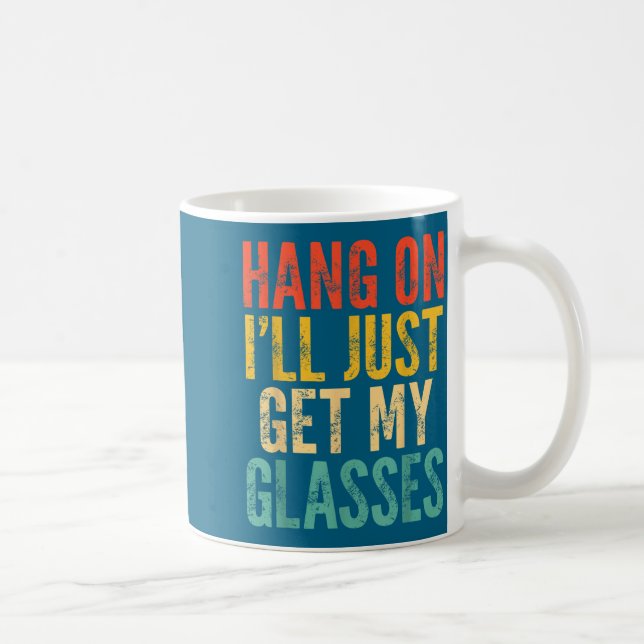 Caneca De Café Hang On I'll Just Get My Gles  (Direita)
