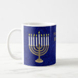 Caneca De Café Hanukkah Dourado Menorah Gift Ou Cozinha De Férias<br><div class="desc">Escolha este ouro elegante e uma caneca Chanucá azul como presente para alguém especial ou construa um conjunto para a sua cozinha de férias. Este design da menorah de tom dourado com nove velas brancas colocadas sobre um fundo de azul brilhante falso marinho é o meu design original e é...</div>