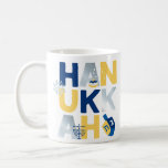 Caneca De Café HANUKKAH Menorah Dreidel<br><div class="desc">Nosso Hanukkah saudando MUG com um sonho, menorah, rosquinha de gelatina e estrelas judaicas de David é uma maneira bela e divertida de desejar a família e amigos um Feliz Hanukkah em estilo. . Personalize com sua saudação personalizada ao contrário para torná-la realmente uma espécie. Consultas: envie uma mensagem para...</div>