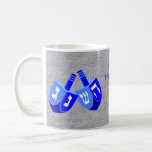 Caneca De Café Hanukkah Sonha Em Crianças Azuis E Adicione Seu No<br><div class="desc">Esta engraçada caneca de Chanucá em blues vibrantes contra um fundo falso de prata faz um presente divertido para crianças e adultos. Adicione seu nome a esta caneca de feriado usando o modelo de texto fácil ou limpe o texto se você quiser suas canecas sem texto. O design original duplo...</div>