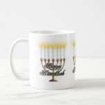 Caneca De Café Hanukkah velas assombram menorah<br><div class="desc">A ilustração das velas de Chanucá com a caneca com sinal de texto 3D da fé judia,  Shalom.</div>