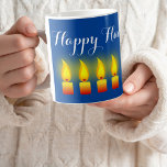 Caneca De Café Happy Hanukkah<br><div class="desc">Simbolize o Milagre de Chanucá: Nossa design mostra as nove velas, simbolizando o milagre de Chanucá. As chamas brilhantes contra o azul real profundo são uma representação visual da alegria e luz que este feriado traz. Oito velas simbolizam o número de dias que a lanterna do Templo apagou; a nona,...</div>