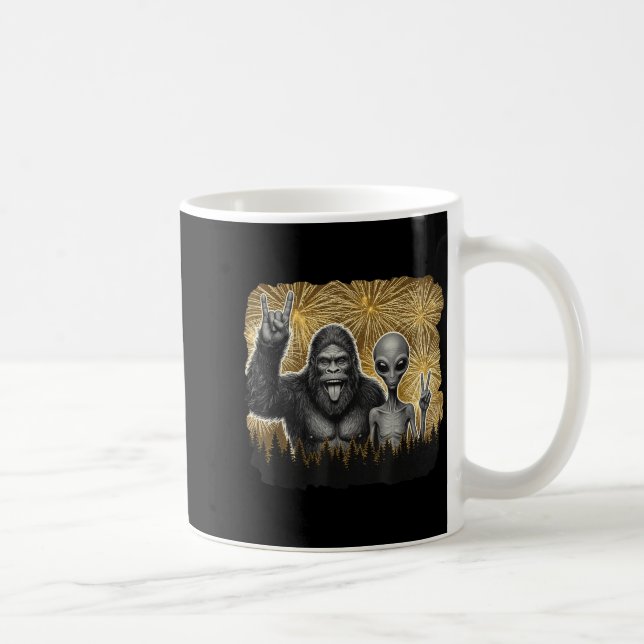 Caneca De Café Happy New Year 2026 Bigfoot Alien Lovers New Years (Direita)