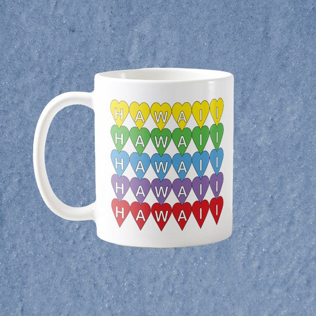 Caneca De Café Hawaii Rainbow Hearts (A mug with a rainbow heart pattern that spells Hawaii.)