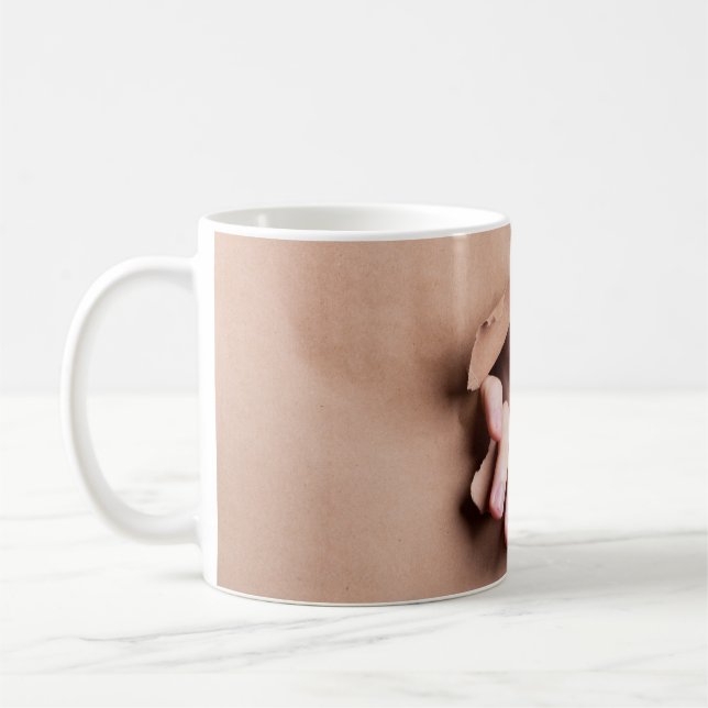 Caneca De Café Hidden Gaze: Eye Peering Through Torn Kraft Paper (Esquerda)