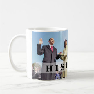 Caneca De Café HISTÓRICO: Presidente Obama Sugurrando Em Cerimôni