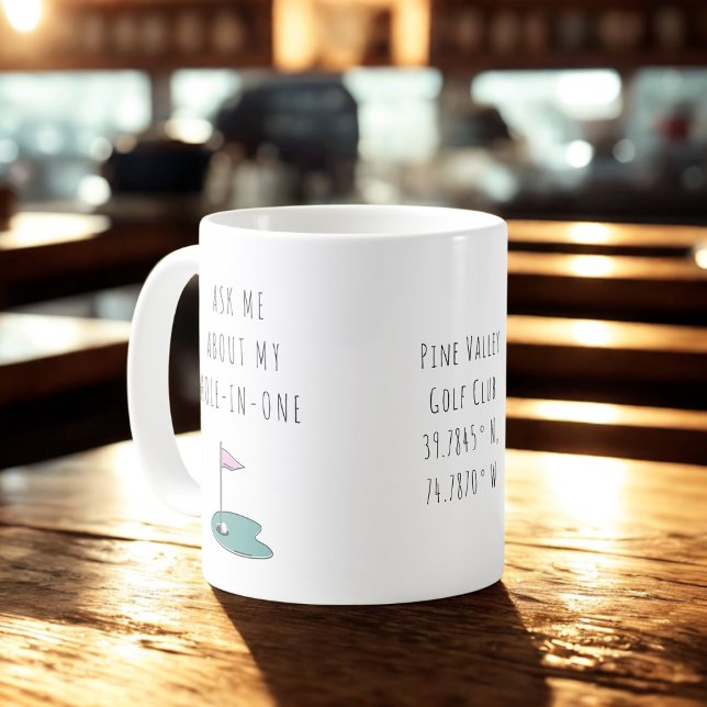 Caneca De Café Hole In One Golf Gift for Her Minimal Keepsake (Modern style with a hand-drawn retro-inspired green and pink flag detail.)