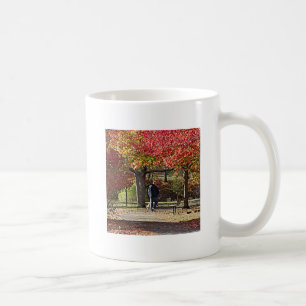 Caneca De Café Homem Caminhando Cachorro no Parque de outono