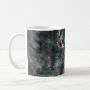 Caneca De Café Homem-cervo nobre na floresta de neve de inverno.