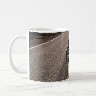 Caneca De Café Homem jogando skate na estrada pela manhã