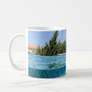 Caneca De Café Homem na piscina de natação pela manhã