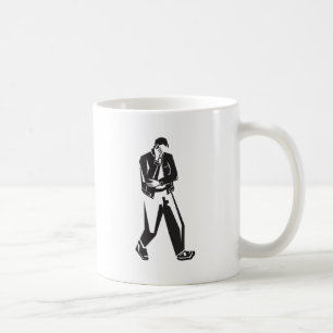 Caneca De Café homem novo que fala em um telemóvel ao andar