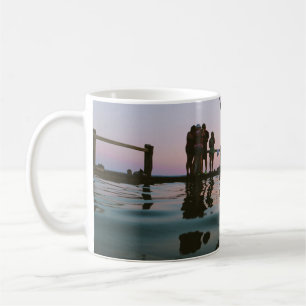 Caneca De Café Homem salta de ar médio no corpo d'água
