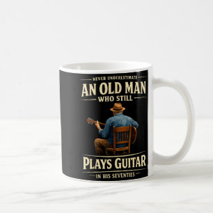 Caneca De Café Homem toca violão acústico no aniversário de 70 an