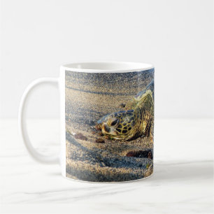 Caneca De Café Honu que descansa na areia