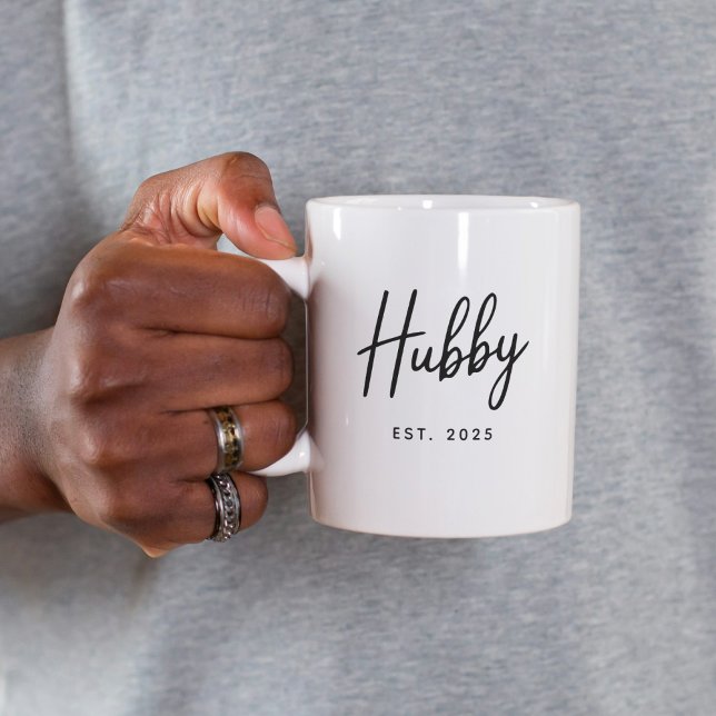 Caneca De Café Hubby Black Script Typography Established Year (Criador carregado)