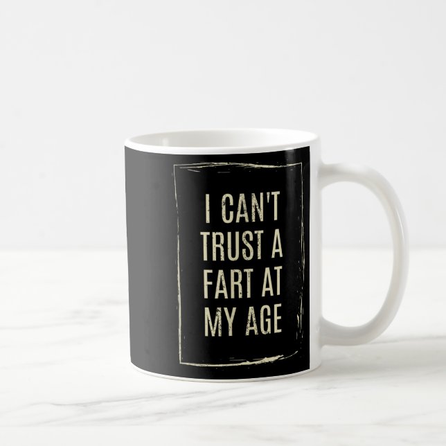 Caneca De Café I Cant Trust A Fart At My Age  (Direita)