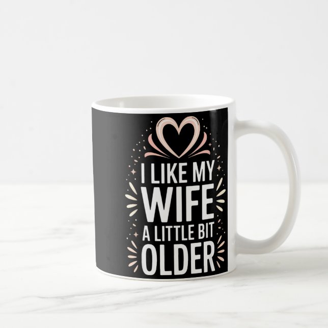 Caneca De Café I Like My Wife A Little Bit Older Funny Saying Wom (Direita)