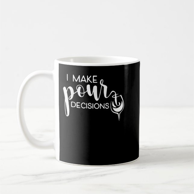 Caneca De Café I Make Pour Decisions Funny Wine Drinking T-Shirt (Esquerda)