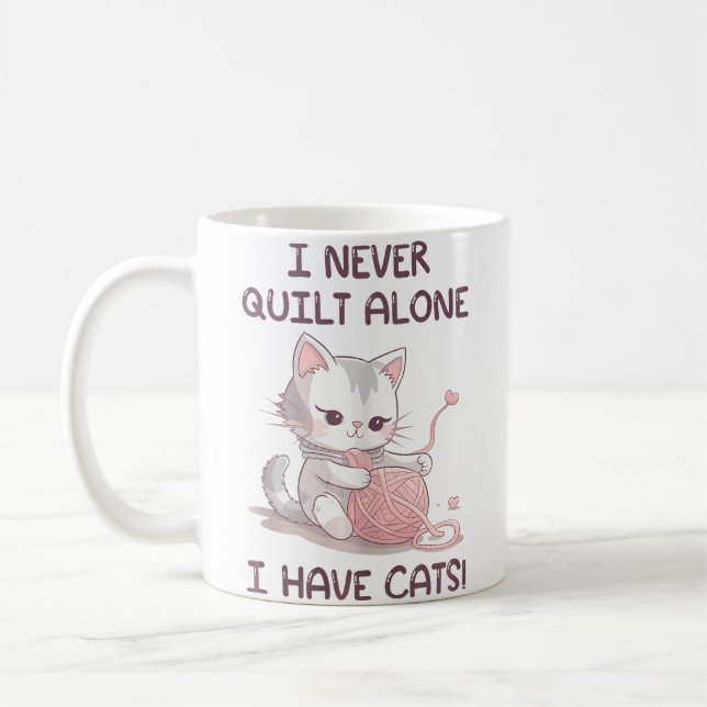 Caneca De Café I Never Quilt Alone I Have Cats - Quilter Sewing Q (Esquerda)