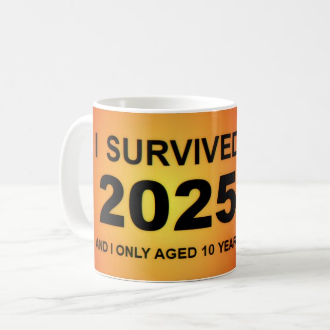 Caneca De Café I Survived 2025  (Frente Esquerda)