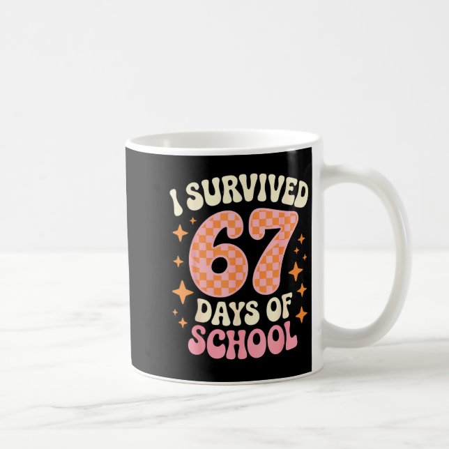 Caneca De Café I Survived 67 Days Of School Funny 67 Teachers Stu (Direita)