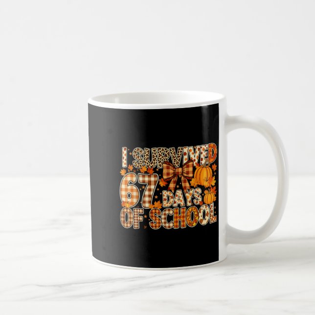 Caneca De Café I Survived 67 Days Of School Funny Meme Fall Desig (Direita)
