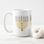 Caneca De Café Ilustração das Velas Azuis Festivas Menorah Hanukk<br><div class="desc">Velas de folha de ouro falsa para a comemoração de Chanucá. A ilustração menorah Whimsical com estrelas brancas cobria velas celestiais em um falso suporte de velas menorah dourada. Menorah elegante Starry Hanukkah ilustrava presentes de design e produtos de papel.</div>