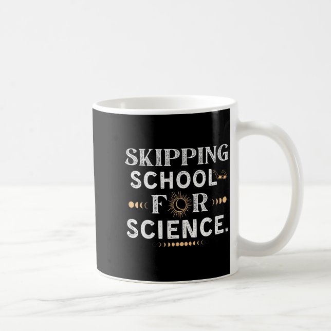 Caneca De Café Ilustração de Aluno sobre Eclipse Solar e Faltar à (Direita)