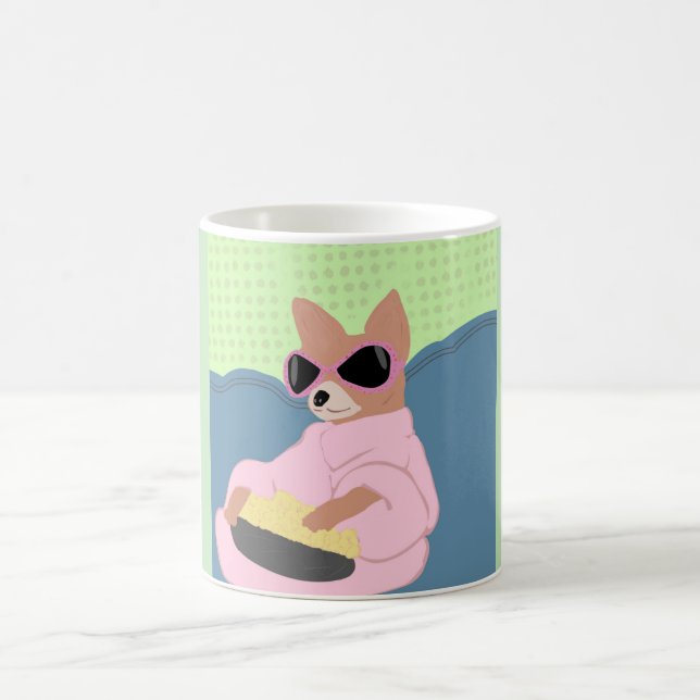 Caneca De Café Ilustração de roupão rosa de Chihuahua Chiweenie (Centro)
