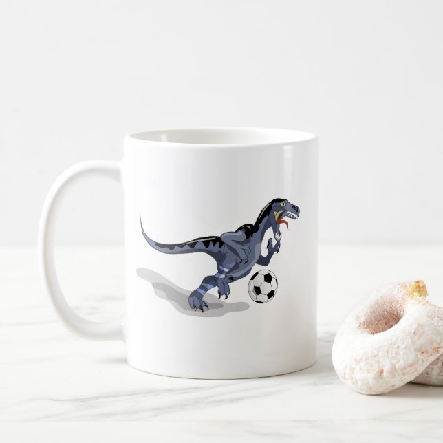 Caneca De Café Ilustração De Um Dinossauro Raptor Jogando Futebol (Com Donut)