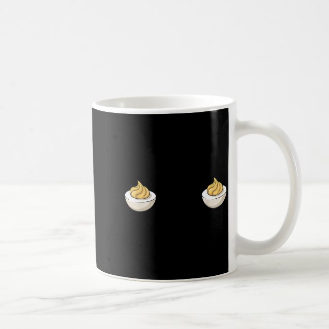 Caneca De Café I'm Just Here For The Deviled Eggs Funny Couple Ma (Direita)