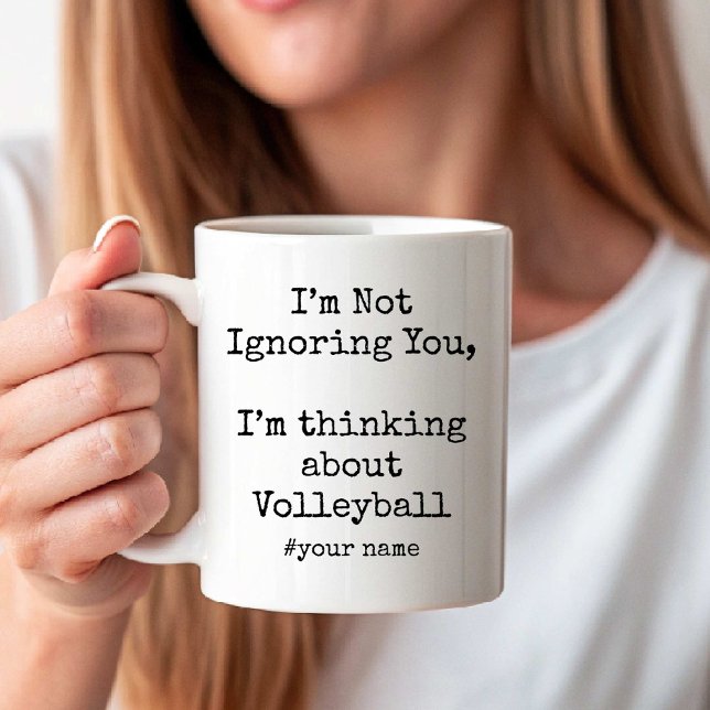 Caneca De Café I'm Not Ignoring You I'm thinking about Volleyball (I'm Not Ignoring You I'm thinking about Volleyball Coffee Mug)