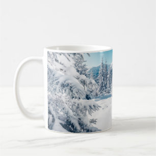 Caneca De Café Imagem cênnica da árvore de spruces. Dia congelado