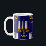 Caneca De Café impressão de judeus menorah hanukkah azul<br><div class="desc">"impressão azul menorah hanukkah jedesejo",  "hanukkah azul",  "menorah amarela",  "hanukkah menorah",  menorah,  "feliz hanukkah",  "canukah",  hanukah,  Hanukkah,  "feriados judeus"</div>