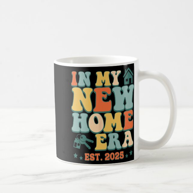 Caneca De Café In My New Home Era, Funny New Homeowner Est. 2025  (Direita)