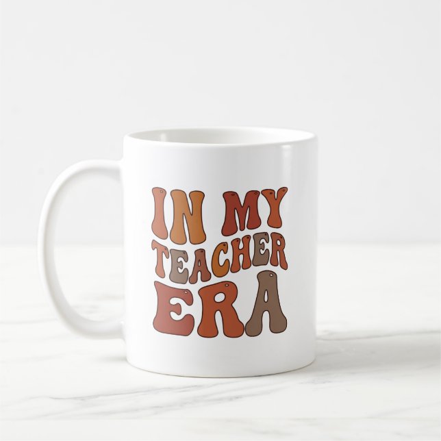 Caneca De Café In My Teacher Era Retro Wavy Typography (Esquerda)