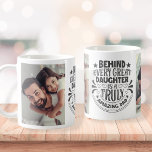 Caneca De Café Incrível Colagem de Fotos Personalizada do Pai<br><div class="desc">Personalize facilmente esta design de tipografia "Por trás de cada filha excelente está um pai realmente incrível" com duas de suas fotos favoritas. Faz um presente de excelente para Dia de os pais ou ocasiões especiais.</div>