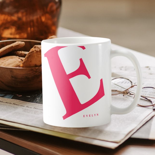 Caneca De Café Inicial Grande | Tipografia moderna | Rosa (Criador carregado)